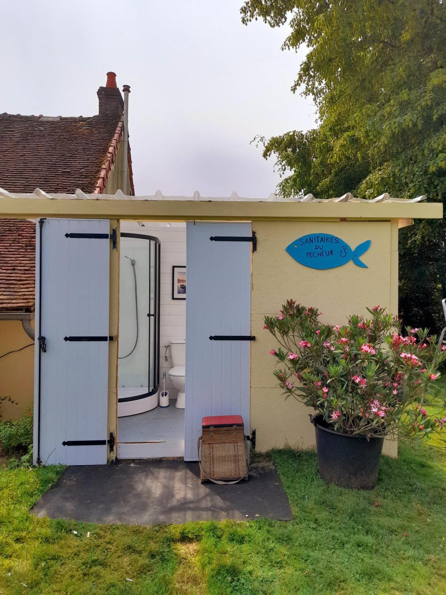 La Roulotte Du Pecheur Vila Saint-Prive Exterior foto